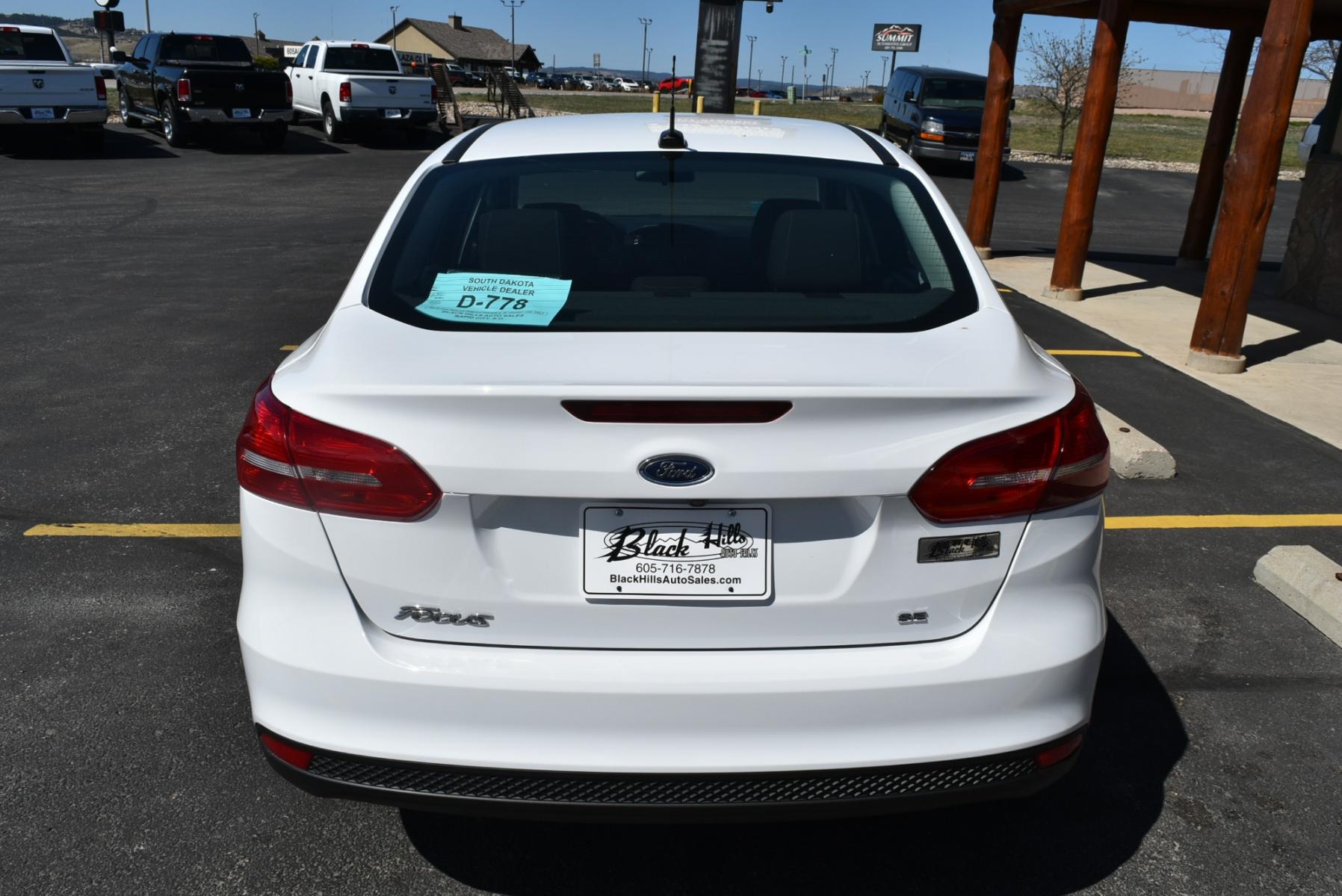 2018 White /Black Ford Focus SE (1FADP3F22JL) with an 2.0L I-4 GDI TI-VCT engine, 6-Speed Powershift Automatic transmission, located at 1600 E Hwy 44, Rapid City, SD, 57703, (605) 716-7878, 44.070232, -103.171410 - Photo #4